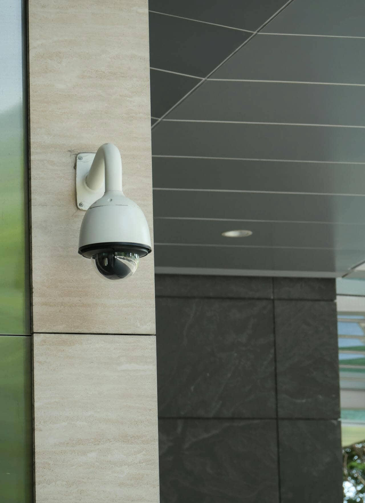 تركيب كاميرة مراقبة على جدار فيلا سكنية